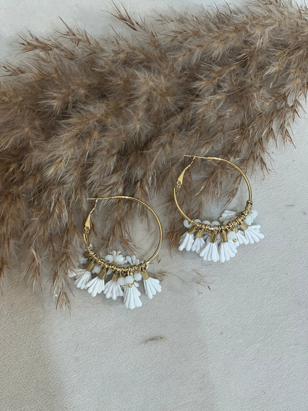 Boucles d’oreilles fleuri blanc