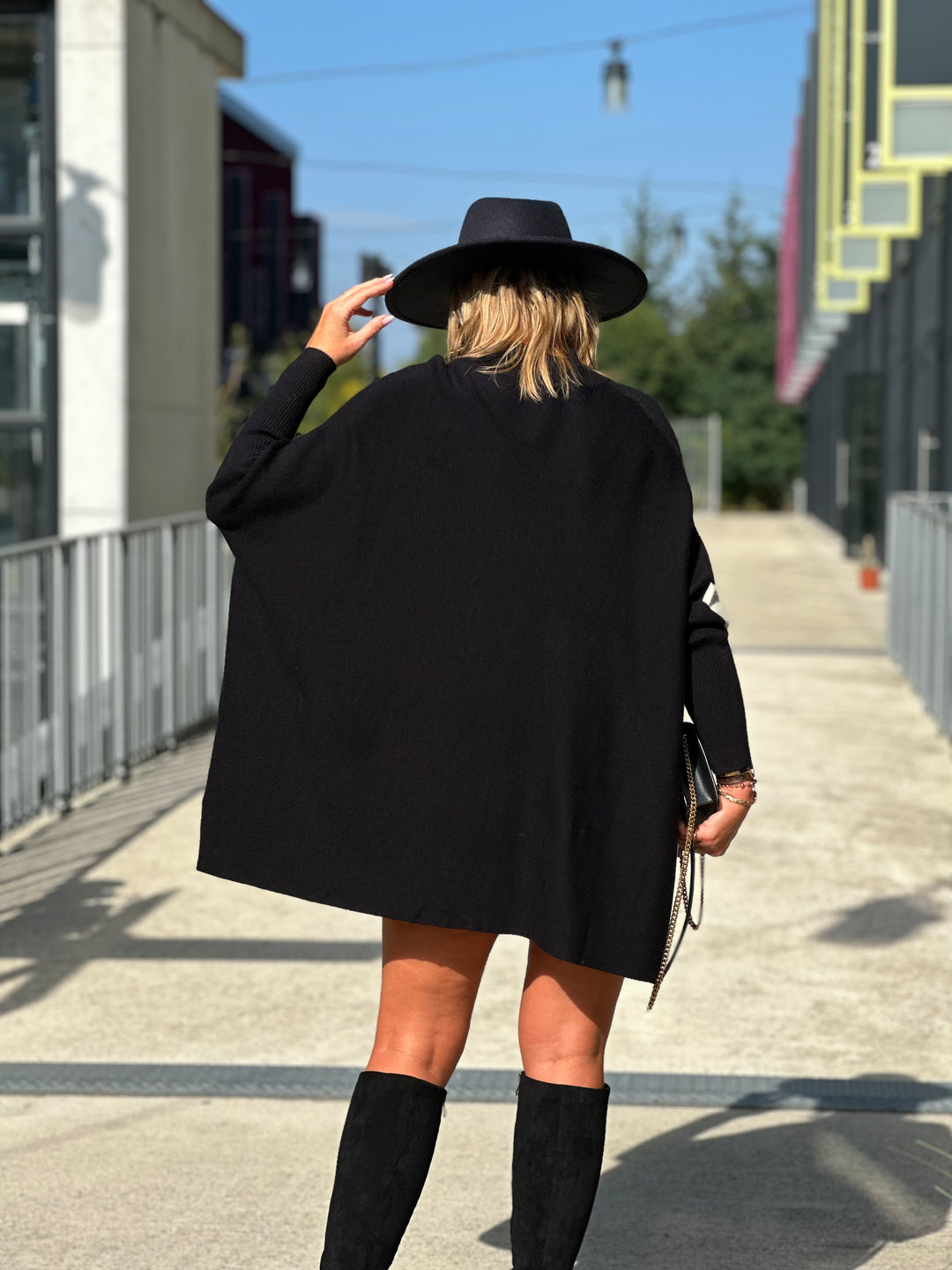 Pull poncho noir bande blanc