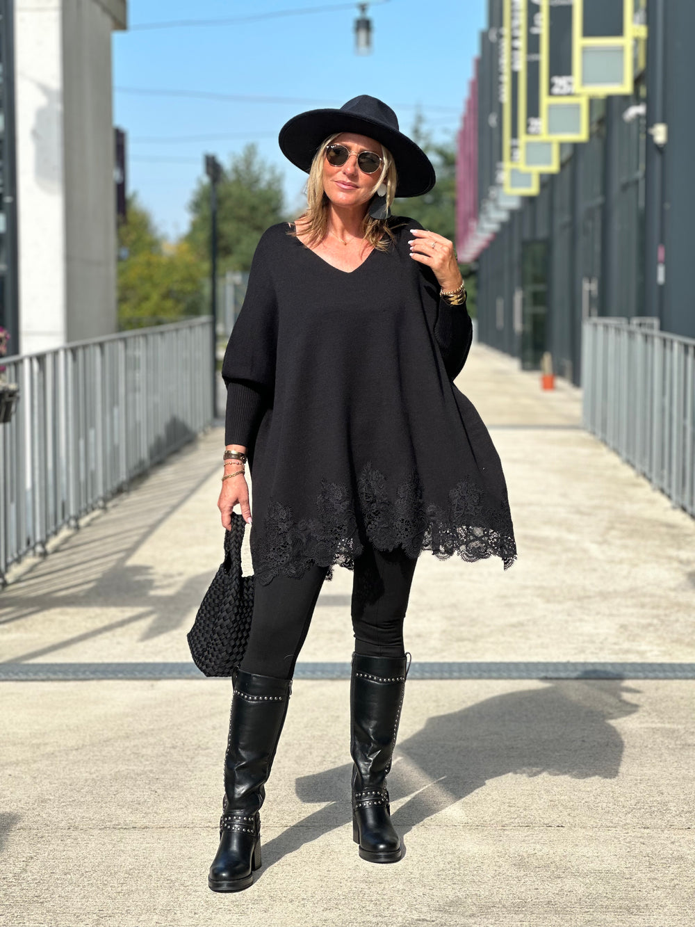 Pull poncho noir dentelle