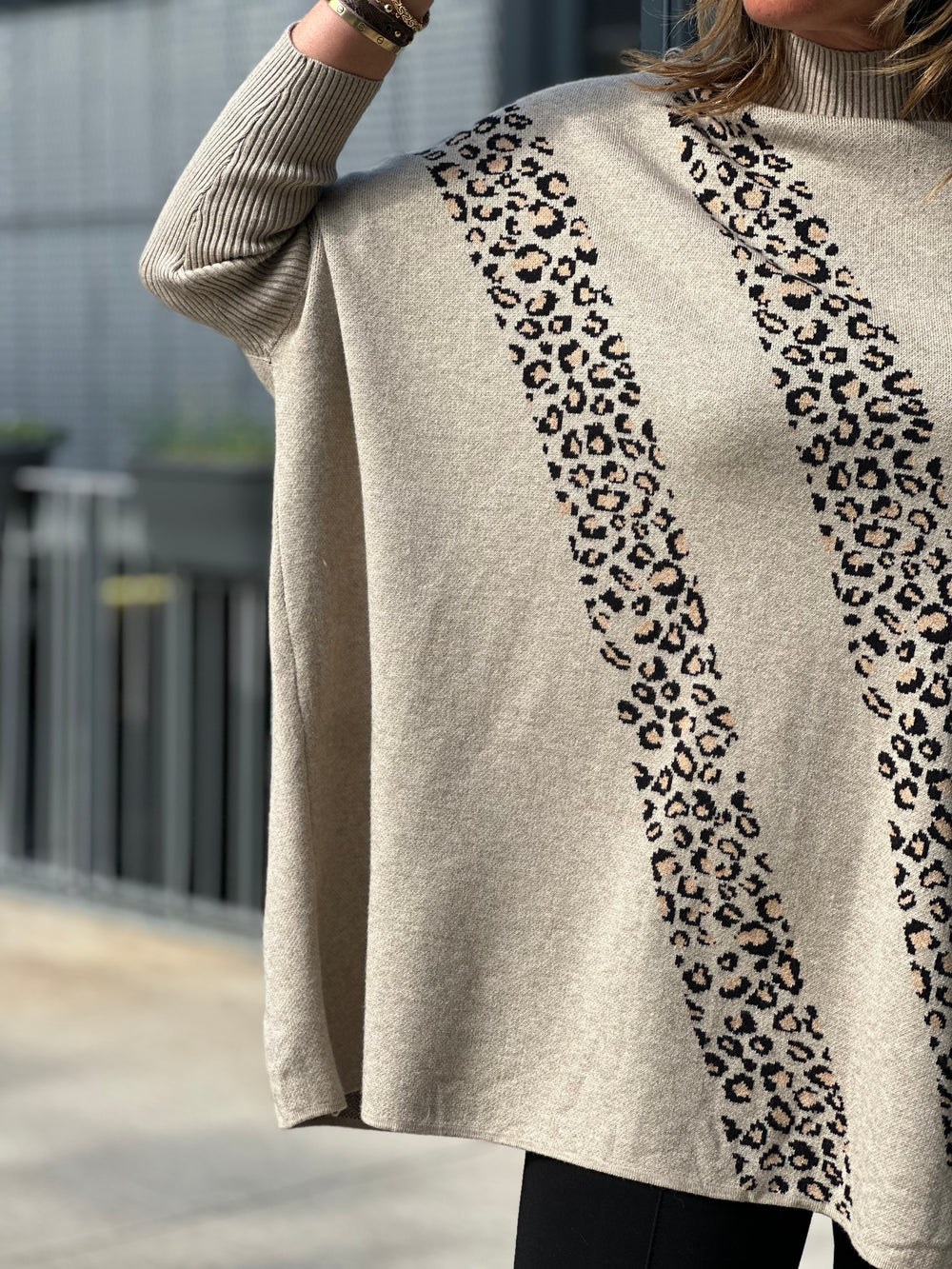 Pull poncho taupe motif léopard