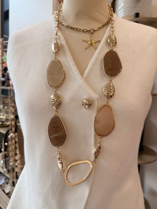 Collier pierres long nacré beige