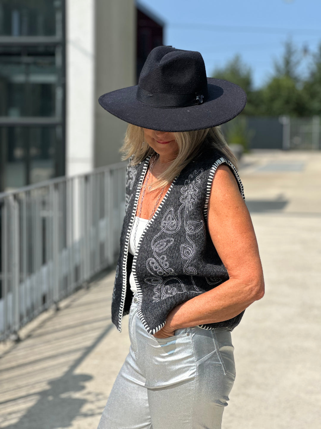 Gilet maille brodée en gris foncé