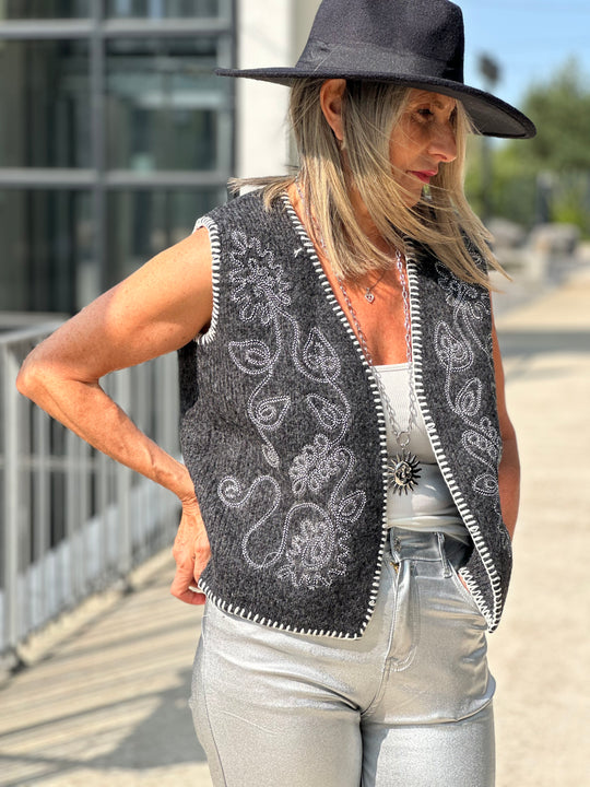 Gilet maille brodée en gris foncé