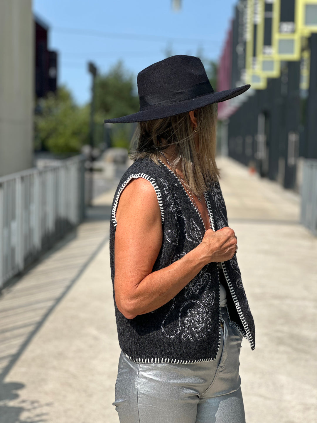 Gilet maille brodée en gris foncé