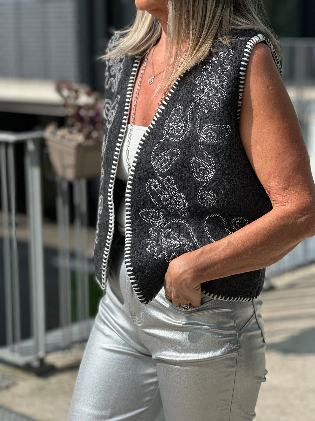 Gilet maille brodée en gris foncé