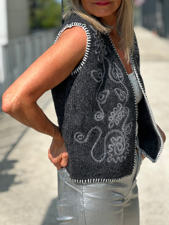 Gilet maille brodée en gris foncé