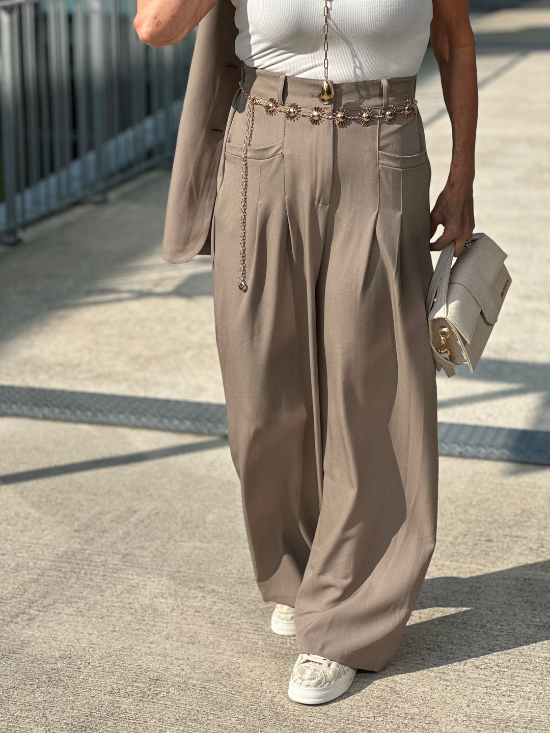 Pantalon loose pince en taupe Elodie