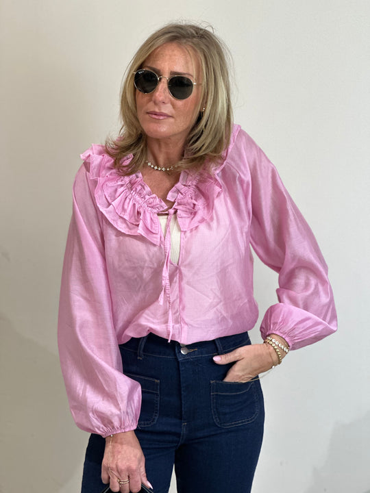 Blouse col volant rose