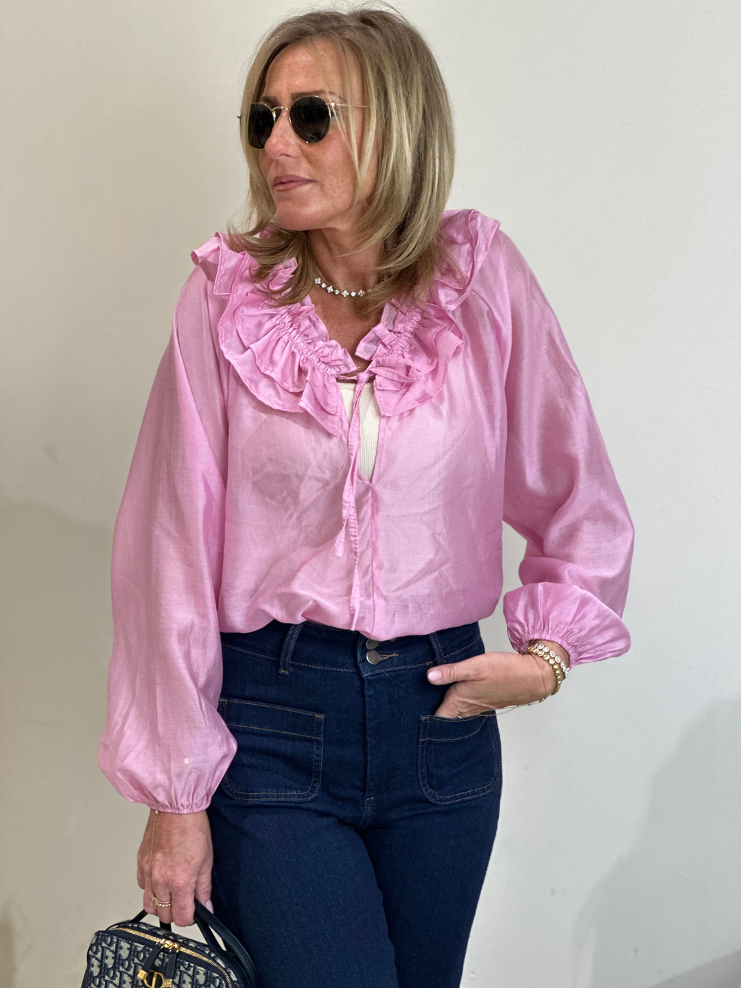 Blouse col volant rose