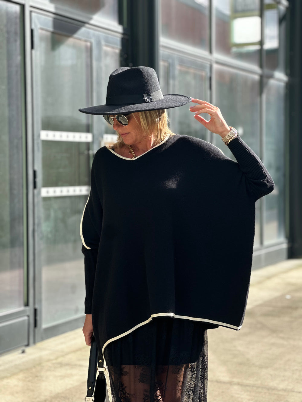 Pull poncho Noir bandes ecru Sacha