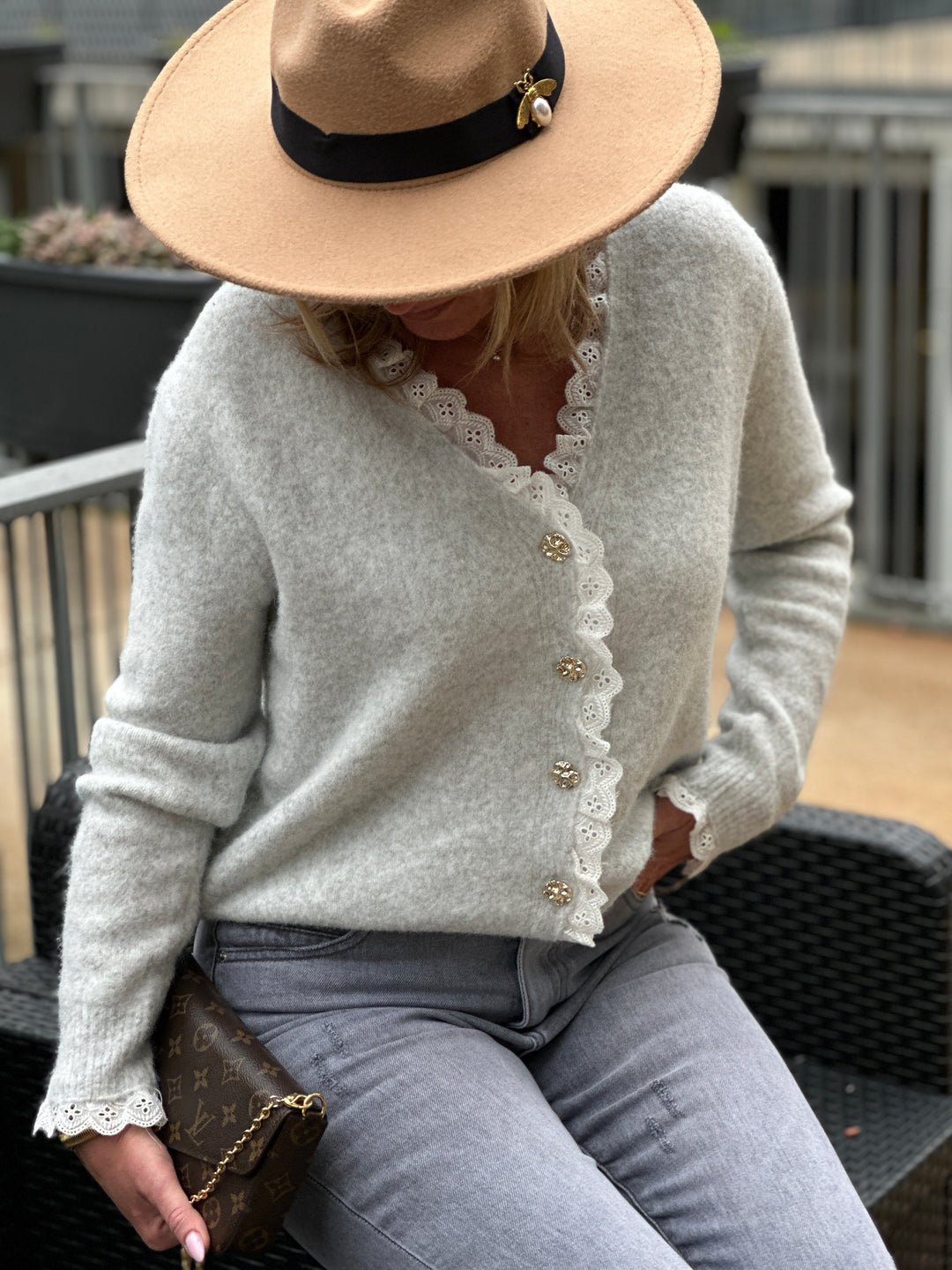 Pull/Gilet gris brodé