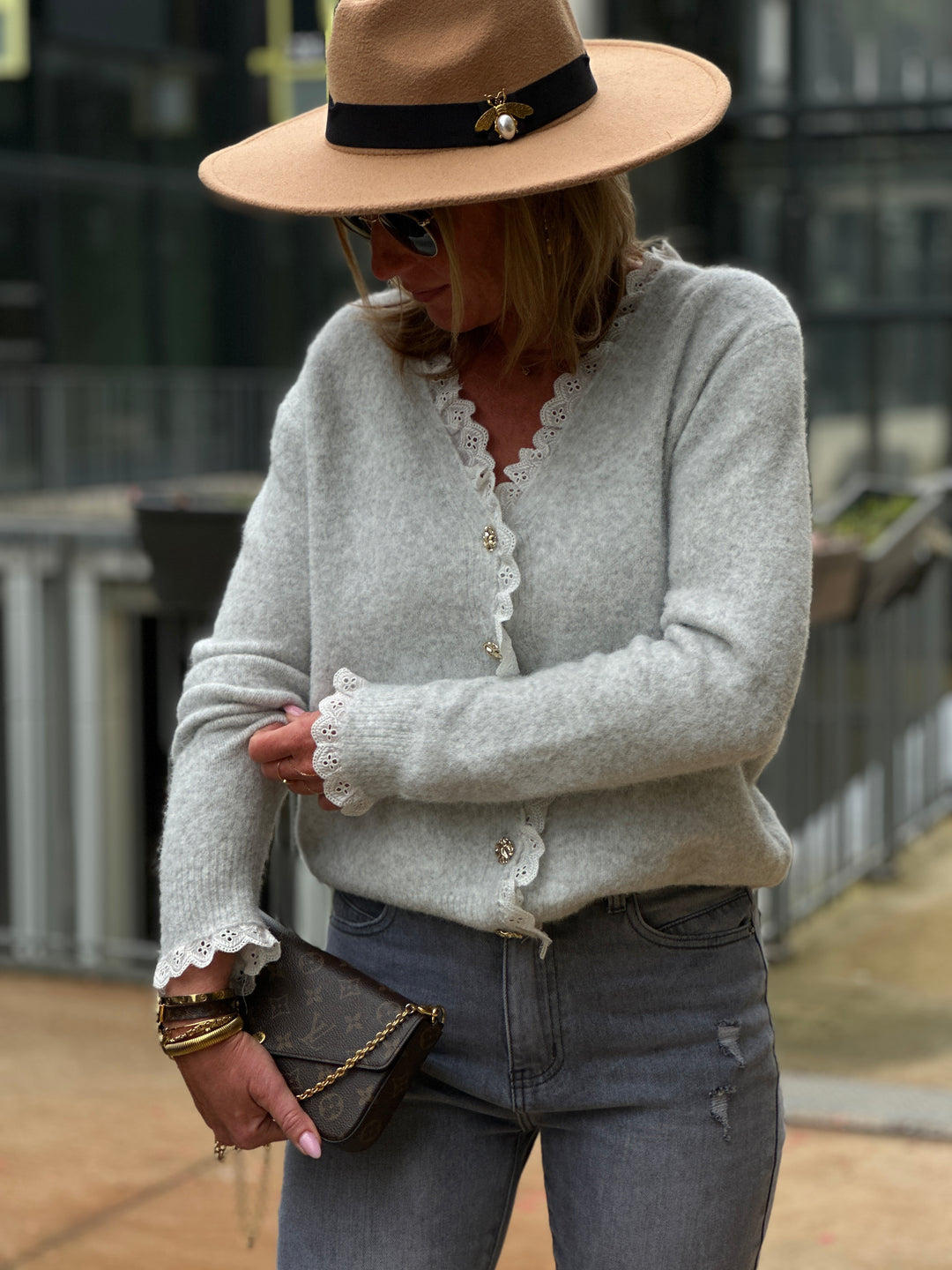 Pull/Gilet gris brodé