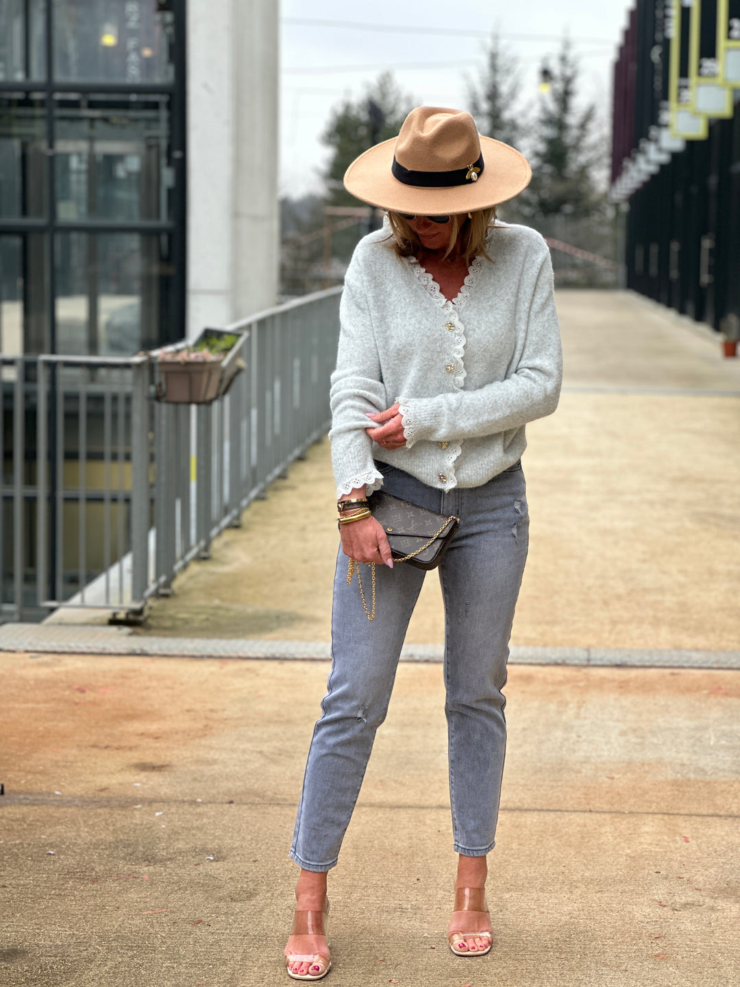 Pull/Gilet gris brodé