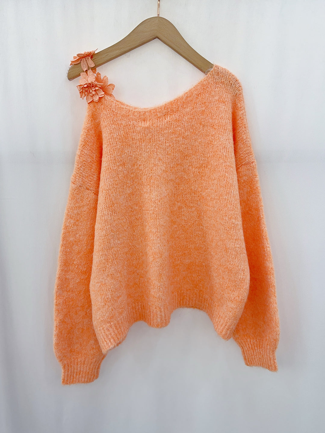 Pull Orange épaule fleuri