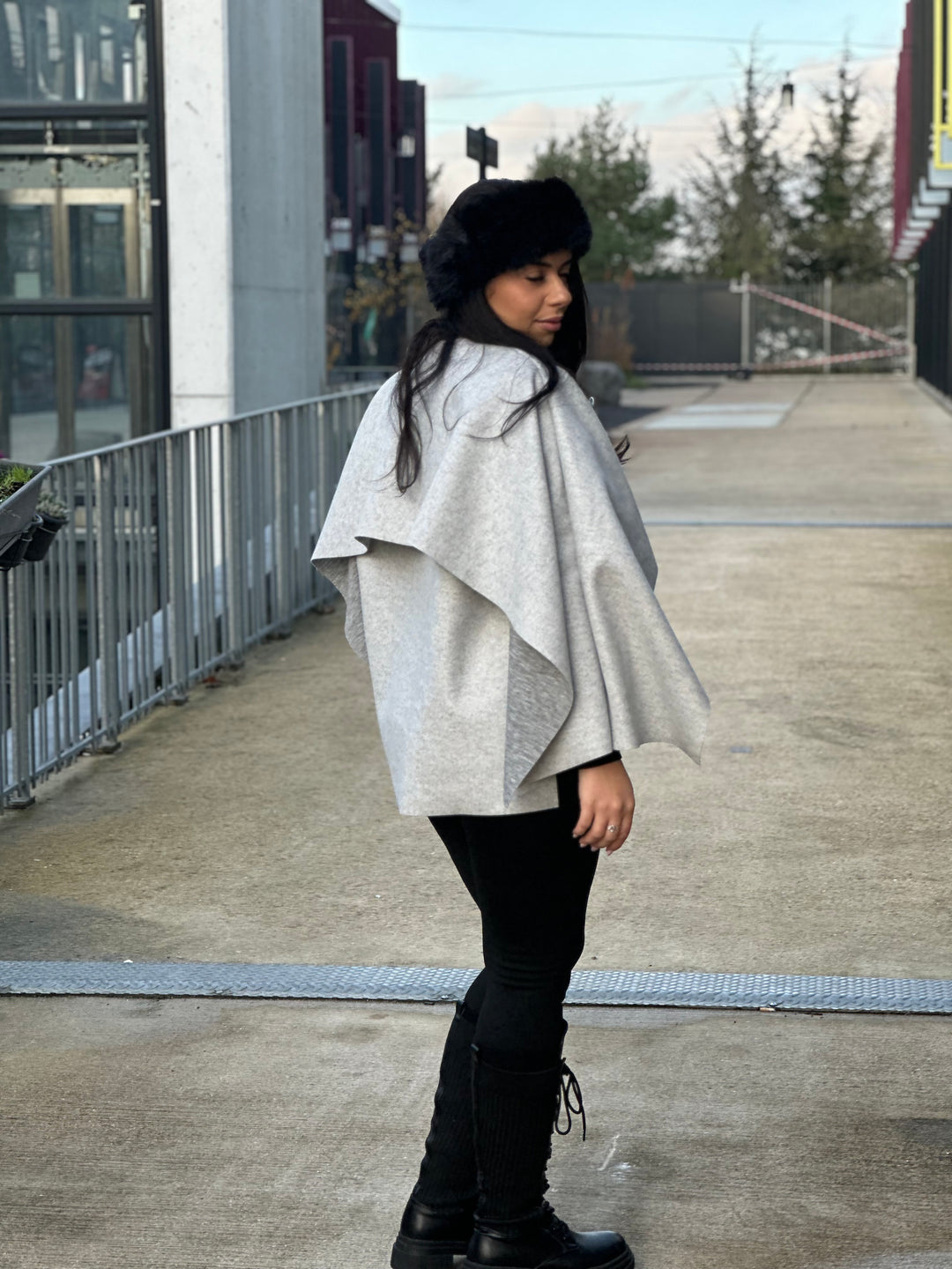 Poncho col écharpe gris claire