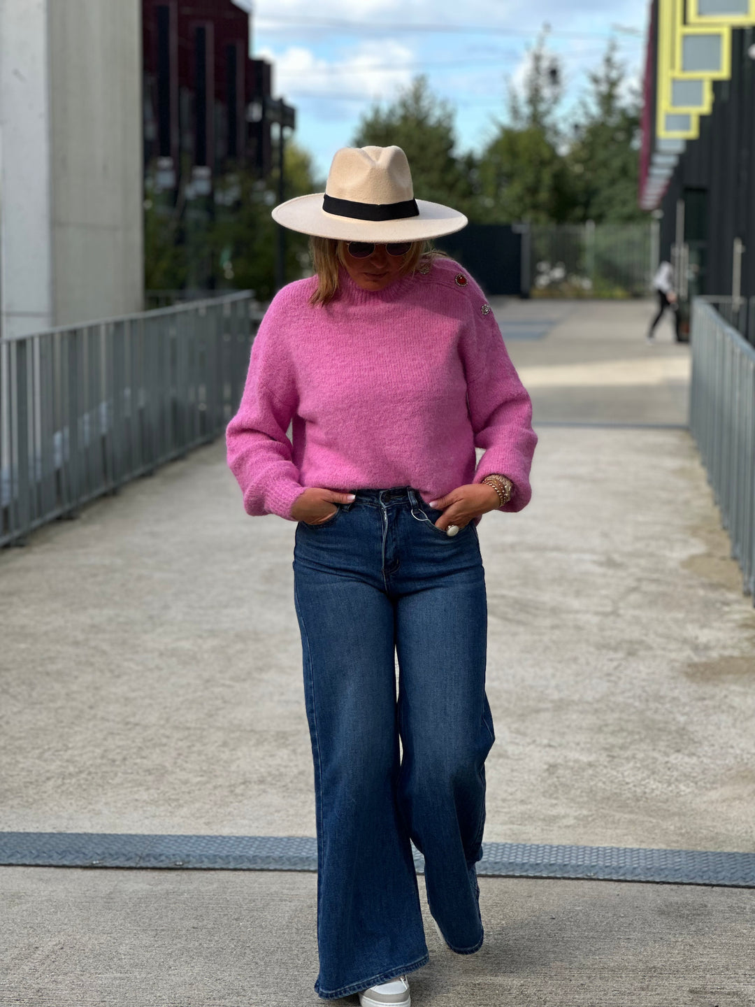 Pull fushia aux bijoux