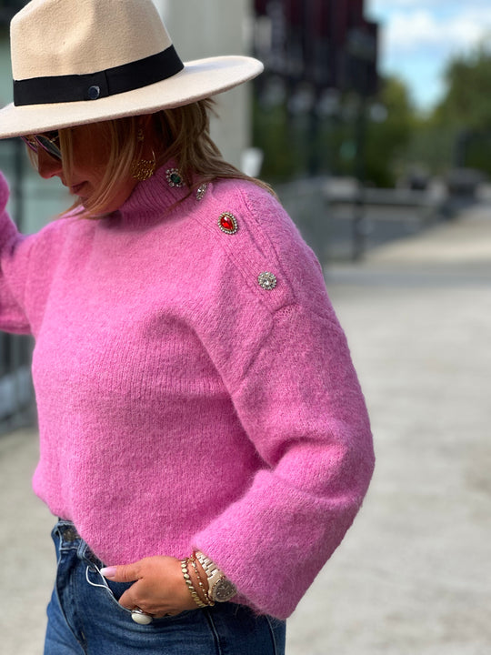 Pull fushia aux bijoux