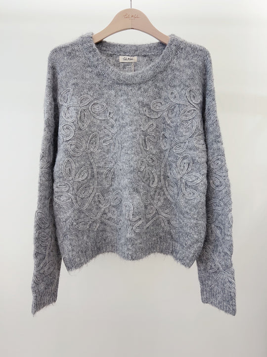 Pull brodé tressé gris