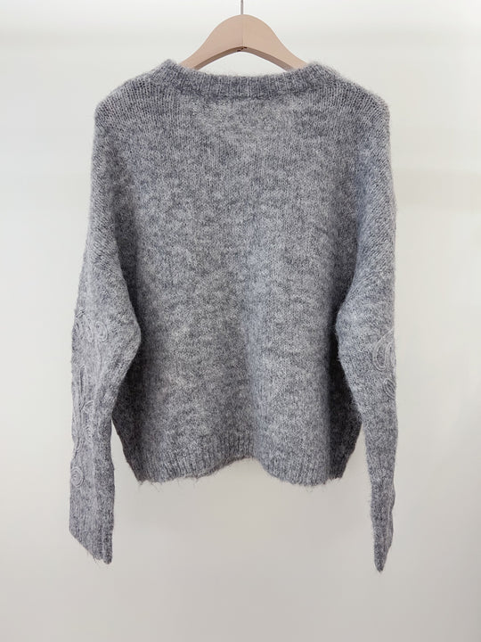 Pull brodé tressé gris