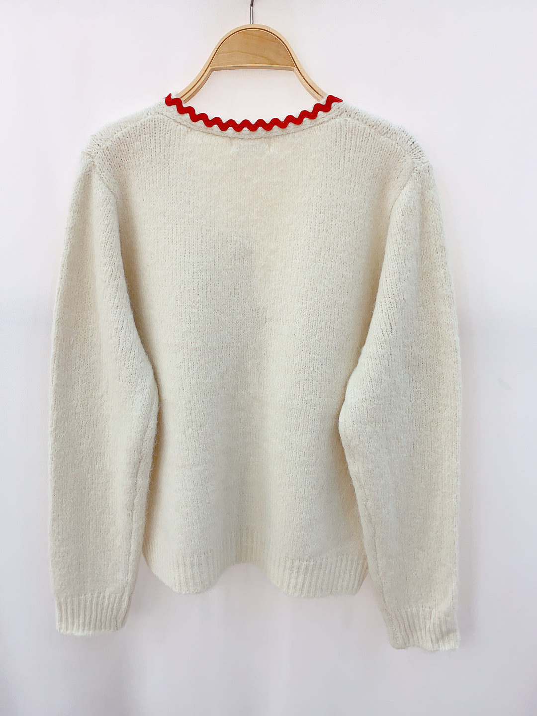 Pull attaché brodé cœur rouge