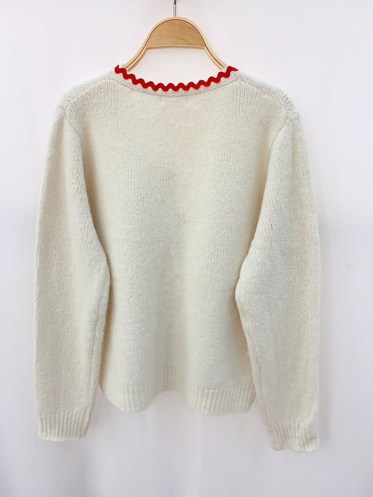 Pull attaché brodé cœur rouge