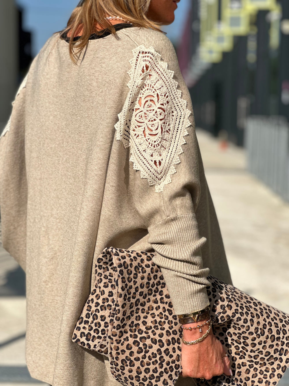 Pull poncho taupe épaules dentelle