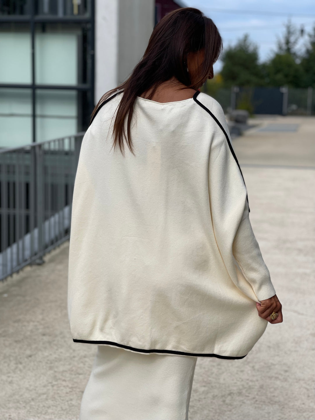 Pull poncho écru bandes noir Sacha