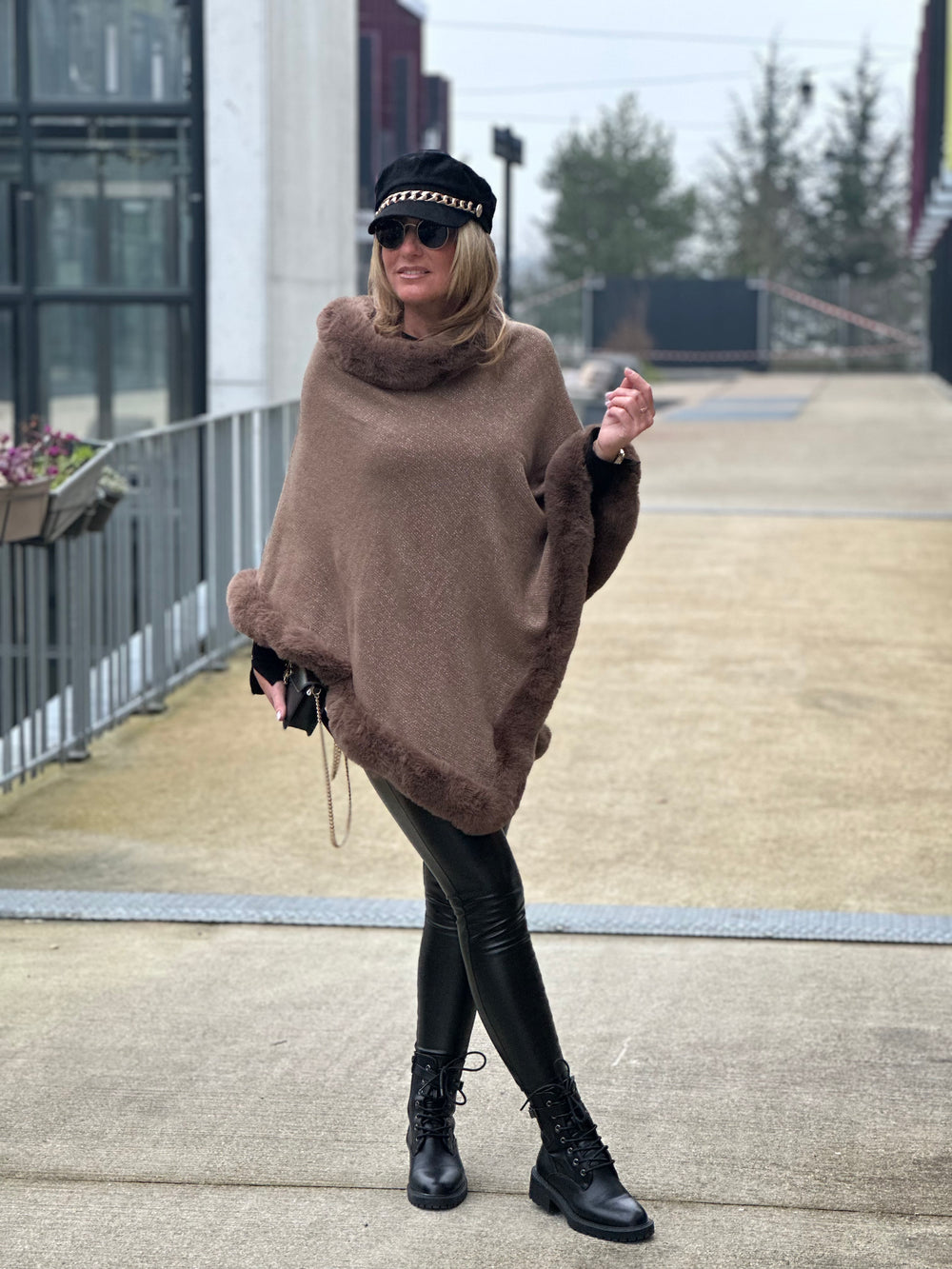 Poncho fil lurex bandes fourrure Taupe