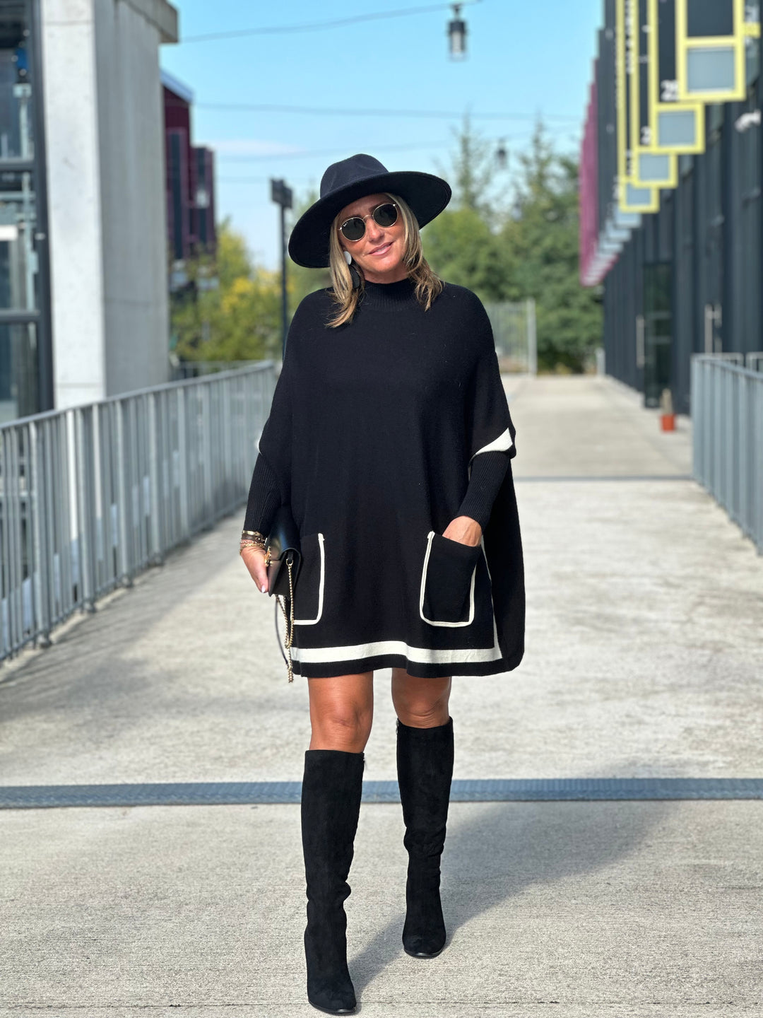 Pull poncho noir bande blanc