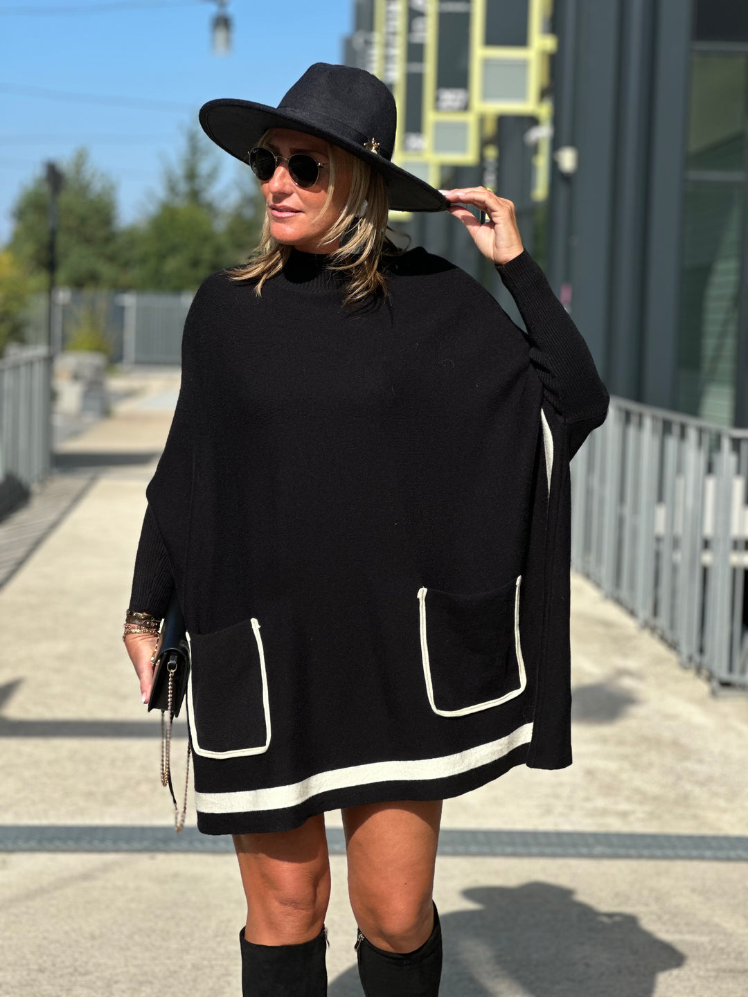 Pull poncho noir bande blanc